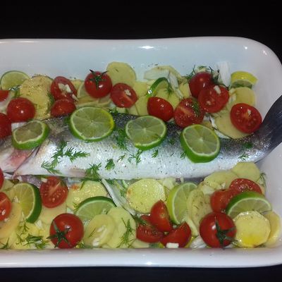 Bar ou loup de mer, petits légumes et citron vert au four