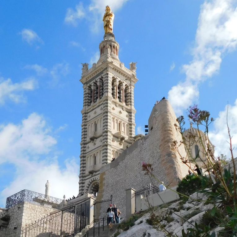 Pour veiller sur le parcours, "La Bonne Mère"(Basilique Notre-Dame de la Garde)