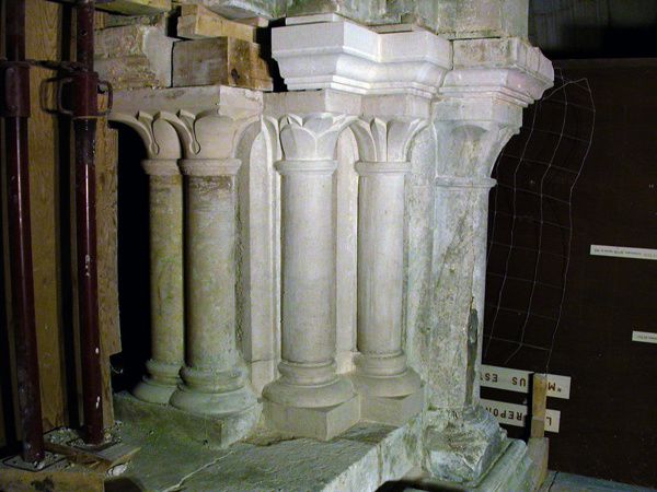 Depuis 2004, j'ai réalisé plusieurs tranches de restauration pour le cloître et la salle capitulaire de l'Abbaye de Fontenay en Côte d'Or.