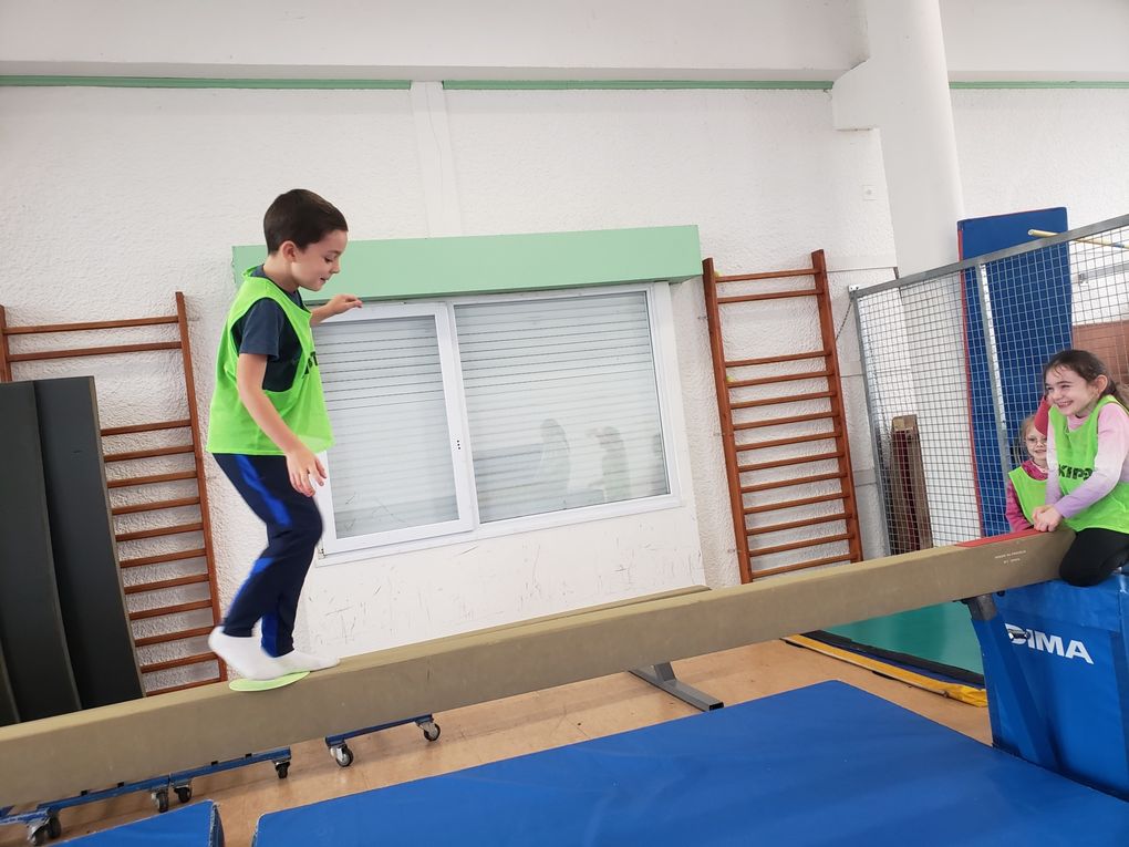 Pour clôturer la série de séances de gymnastique  les enfants ont présenté à leurs camarades des ateliers par groupes 