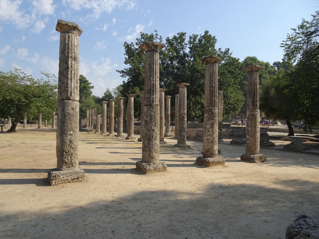Temple de Hera, Temple de Zeus, l'Arche de pierre pour pénétrer dans le stade. Les fouilles continuent d'y retrouver pierres et statues.  