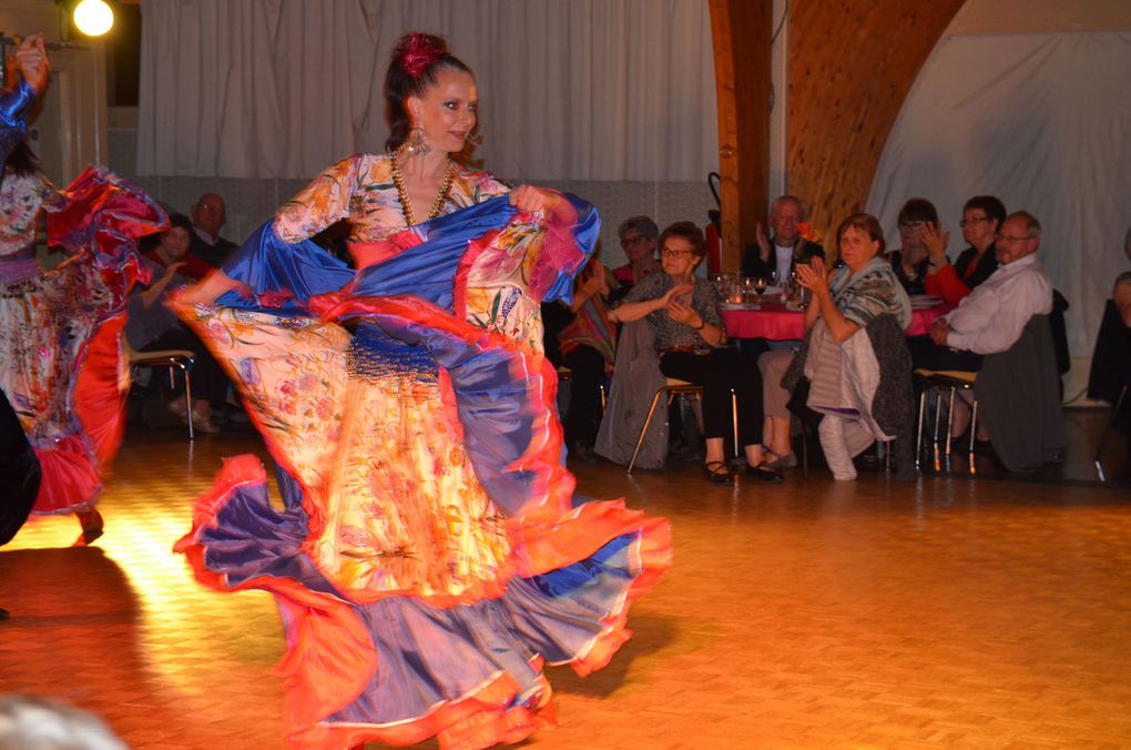 Très belle ambiance lors de la soirée Russe organisée par "Musica Danse" Ecole Scherzo de Trouy, avec l'ensemble Yulishka (Bourges) et les Ballets du Prince Igor (Paris) 