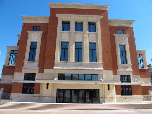 La façade du Beffroi de Montrouge aujourd'hui centre culturel.