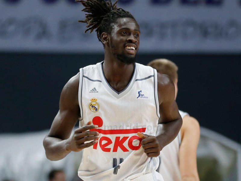 Maurice Ndour rejoint les New York Knicks pour un contrat garanti de deux ans 