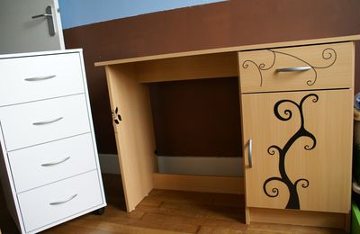 Un surmeuble de bureau et un bureau décoré