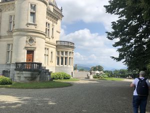 Aile sud du château  et entrée du domaine (Maison du gardien)