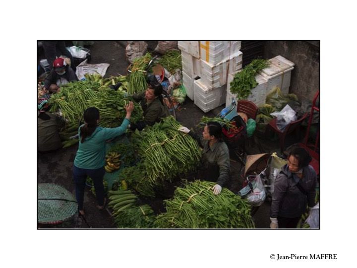 La ville de Hanoï regorge de marchés. Souvent difficile à repérer, ils sont parfois imposants et célèbres mais aussi cachés au fond de ruelles.