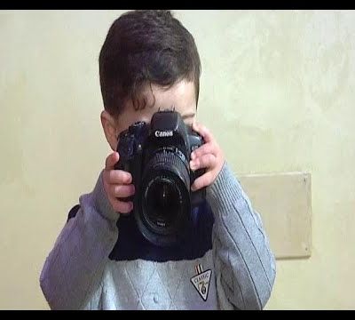 أصغر يوتيوبر يتحدث عن السياسة في فلسطين المحتلة الكاتب: ساري جرادات لا يبدو الطفل الفلسطيني زياد الفاخوري (ثلاثة أعوام) كأقرانه، فهو يختلف عنهم تماماً بمجرد وقوفه أمام الكاميرا لتصوير المقاطع التي يعرضها على قناته عبر موقع "اليويتوب"، كونه يتمتع بموهبة فريدة، وقدرة عالية على إعادة ما يسمعه من كلام من الدائرة المحيطة به، وبحركاته الطفولية التي تسر المتابعين