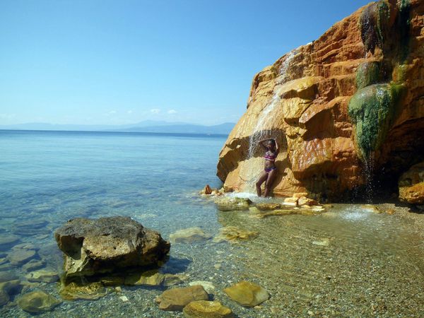 Les sources chaudes de Loutra Aidhipsos au nord d'Eubée. Elles se déversent sur la plage et permettent de se baigner toute l'année... la classe !