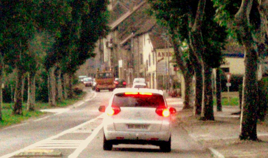 De Hestroff à Annecy plusieurs itinéraires s'offrent au voyageur. Le hasard nous mena à Lons le Saunier où nous avons ddéjeûner avant d'en être chassés par l'orage