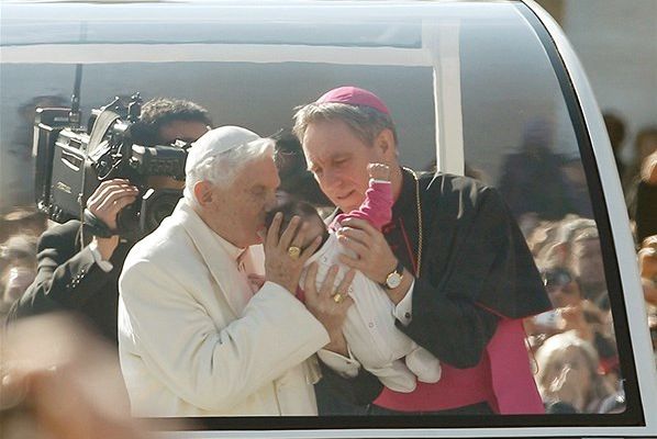 Le Pape Benoit XVI avant (dans l'armée allemande) et maintenant