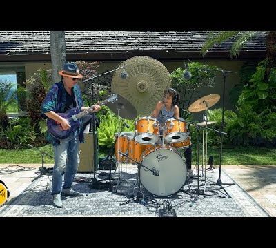 Carlos Santana réenregistre "Oye cómo va" avec des musiciens du monde entier