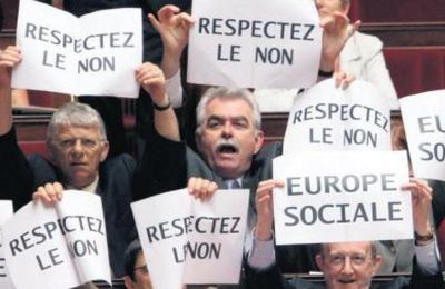 2005 : le peuple français vote contre l'Europe, Sarkozy maquille le résultat..