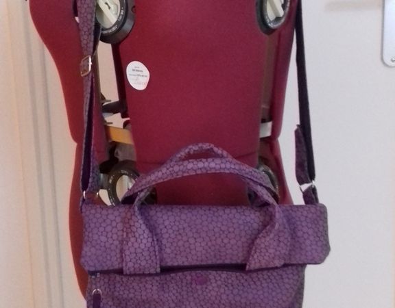 Sac en suédine craquelée prune et violet doublé coton violet, une grande poche fermée par zip et deux poches plaquées extérieur fermées par pression résine. Bandoulière amovible. Sac qui se porte sur l'épaule ou à la main. L30cm,H32cm (26 replié),P5cm