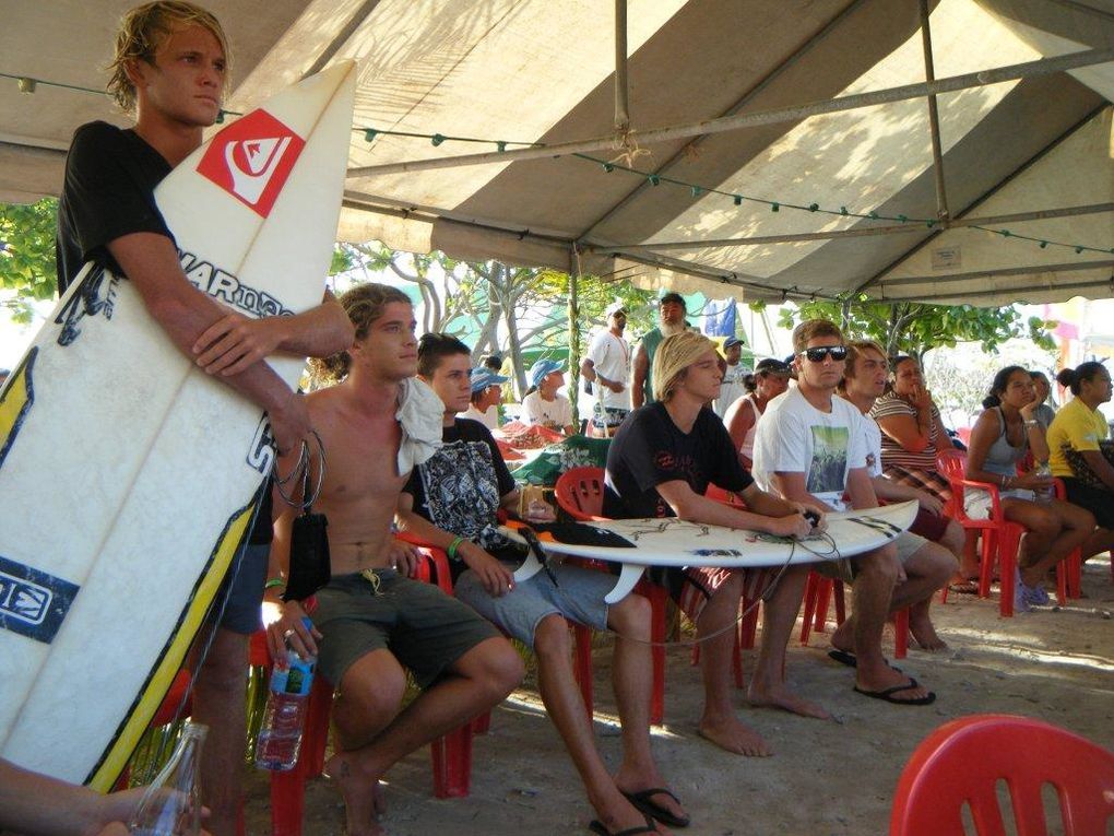 Du 2 au 6 avril nous avons eu la visite sur l'ile de 30 surfeur venus chercher les vagues de rangi...