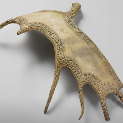 Un bouclier en corne d'élan sculpté d'animaux fantastiques pour la nécropole des Carolingiens