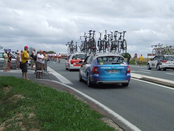 Première étape Surgères-Cognac. Les coureurs étaient à 14 h 45 entre Landes et Torxé et à 15 h 02 sur la route de Rochefort à un km de Saint-Jean-d'Angély en venant de Torxé