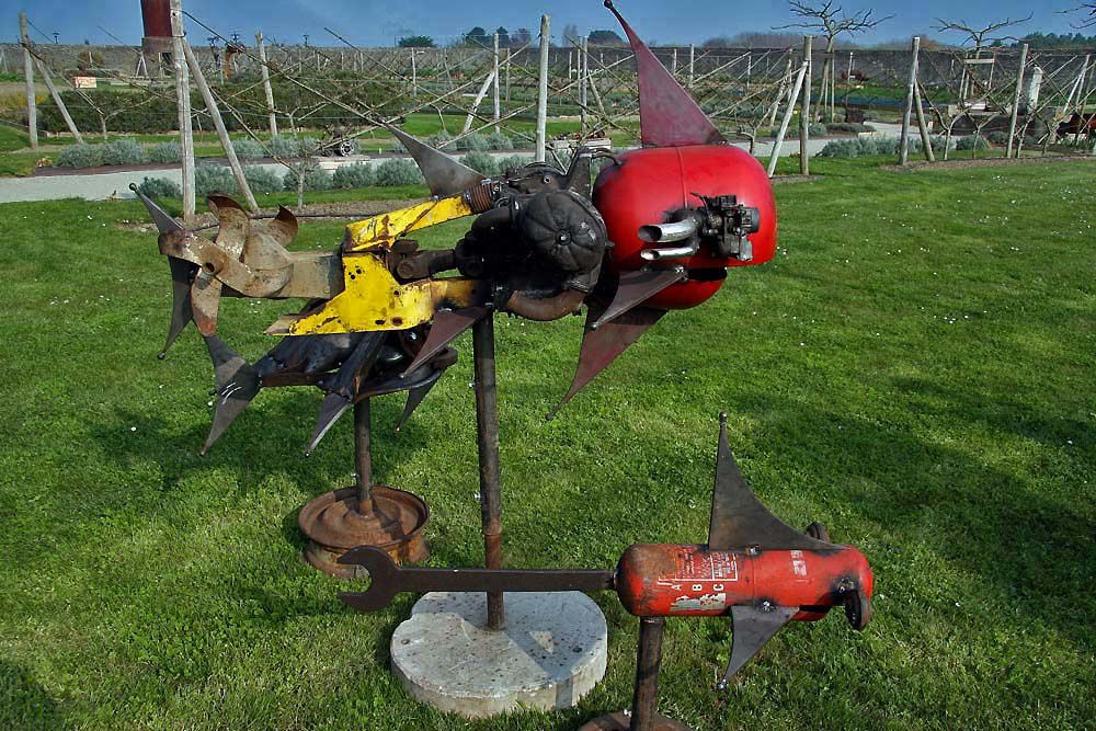 Les oeuvres du Métalo-déchéticien Christian Champin exposées dans le jardin de l'auberge de la Fontaine aux Bretons à Pornic - d'Avril à Août 2009 