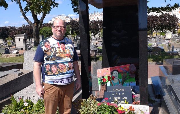 Cimetière de #montrouge à #paris moi à côté de la tombe du Regretté Coluche de son vrai nom Michel Colucci