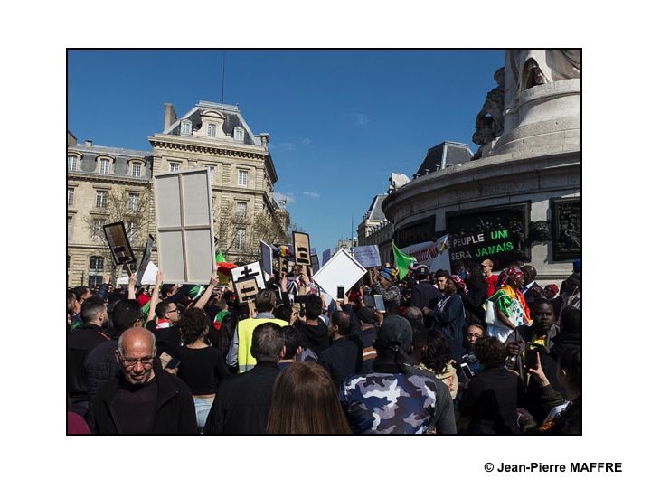 Depuis le 22 février 2019, les Algériens manifestent à Alger, mais aussi dans les autres villes du pays et du monde entier comme par exemple à Paris le dimanche 31 mars 2019. Sur les banderoles et dans les slogans, un message récurrent : C'est le peuple qui doit décider.