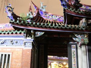 Photos du Taipei Confucius Temple et du Dalongdong Baoan Temple en plein couloir aérien et des bouddhas à mettre dans son salon ...