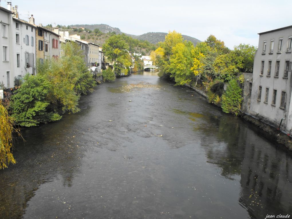 La Ville est traversée par l'Aude, elle possède quelques places avec des petites rues où l'on trouve des commerces divers. 