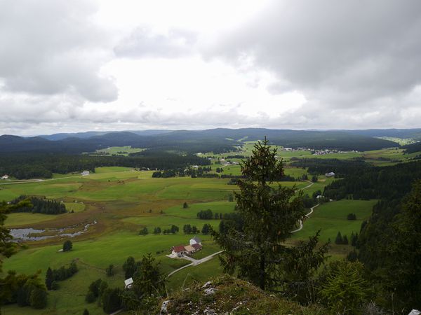 HAUT JURA. LACS DE BELLEFONTAINE ET DES MORTES - CHAPELLE-DES-BOIS – BOIS DU RISOUX - LA ROCHE BERNARD.