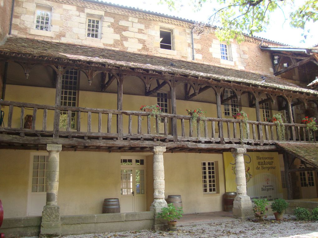 Visite guidée et commentée de la vieille ville de Bergerac. Visite du musée du tabac. Certaine photos date d'un précédent voyage.Repas sur le bord de la Dordogne.