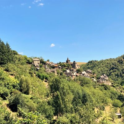 La Vinzelle, village perché entre Cantal et Aveyron