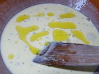 2 - Mettre votre four à préchauffer th 6,5 (200°). Dans un récipient, mettre les 3 oeufs, rajouter la crème fraîche épaisse, puis la crème liquide. Bien battre l'ensemble. Incorporer un bonne cuil. à soupe de moutarde, une pincée de thym émietté. Peler et dégermer l'ail,le presser et l'ajouter à la préparation. Y verser un filet d'huile d'olive. Pour finir ajouter le persil haché, saler et poivrer, bien mélanger le tout.