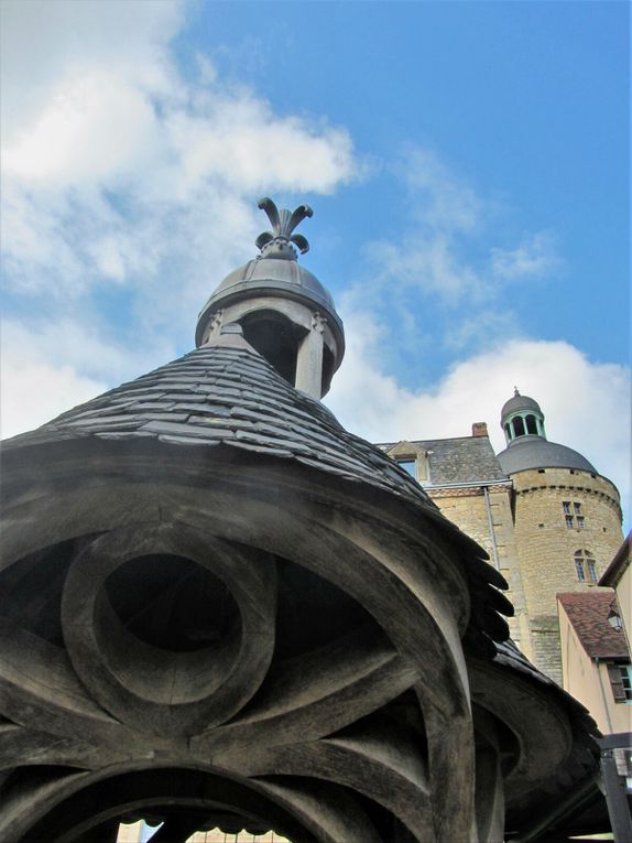 Dans l'ombre du château de Hautefort