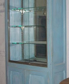 ancien meuble de métier  grande vitrine belle patine naturelle bleu
