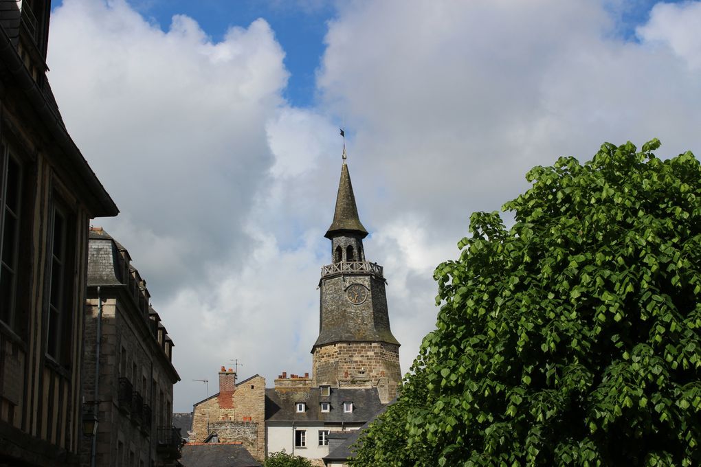 En breton et en gallo, le nom reste Dinan1. Le nom de Dinan proviendrait de deux mots celtiques : Dun désignant une colline, une hauteur propre à la défense et Ahna déesse protectrice des vivants et gardienne des morts