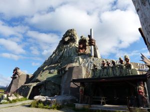 Le "Troll park" de Senja, une expression des superstitions norvégiennes. Senja est accessible par la route depuis Tromso. Un bateau permet ensuite de traverser vers les Vesteralen.