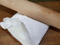 3 - Pendant ce temps concasser grossièrement les pistaches et noix de cajou. Disposer les brisures à plat sur du papier alu.