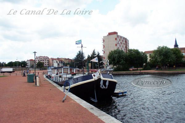 Nichée entre les Monts Du Forêt  à l'ouest et les Monts Du Lyonnais à l'est ,la ville ou je réside s'étend dans un cadre de verdure. Bonne visite et à bientôt  pour la suite

