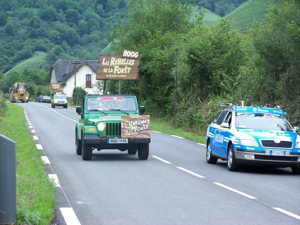 <p><strong>Nous y &eacute;tions... eh oui ! Sur la route du TOUR DE FRANCE 2006, au lieu dit &quot;La Mouline&quot; &agrave; Arette lors de la tr&egrave;s attendue &eacute;tape basque KANBO-PAU du 12 juillet 2006...</strong></p>
<p><strong>Nous &eacute;tions seuls sur ce tron&ccedil;on de ligne droite noy&eacute;s sous un ammoncellement de cadeaux violemment lan&ccedil;&eacute;s depuis les v&eacute;hicules bien color&eacute;s de la d&eacute;bauche publicitaire...</strong></p>
<p><strong>Des bo