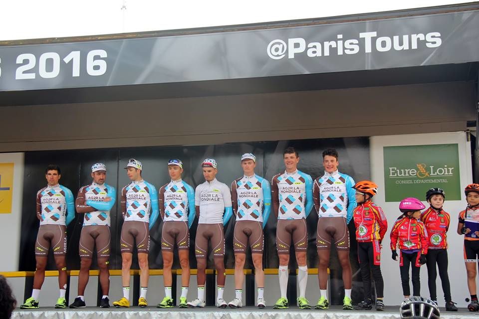 Nouvel album du départ de Paris Tours avec les champions et les futurs champions