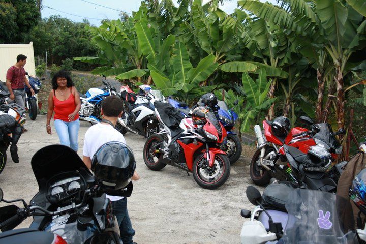 Sortie mixte à Cilaos organisé par un de nos fans ce dimanche 14 août 2011 qui a regroupé environ une trentaine de motos. Superbe journée!
