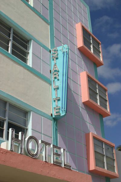 Voyage à Miami en novembre 2005.
Vous y trouverez des photos du Quartier Art Deco de jour et de nuit, des hôtels et plages de Miami beach, de l'île des milliardaires avec ses impressionnantes villas.