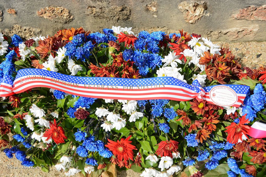 Quleques gerbes déposées lors du 26 juillet 2016 pour le 98e anniversaire des combats de la Ferme de la Croix-Rouge (Cliquez sur les photos).