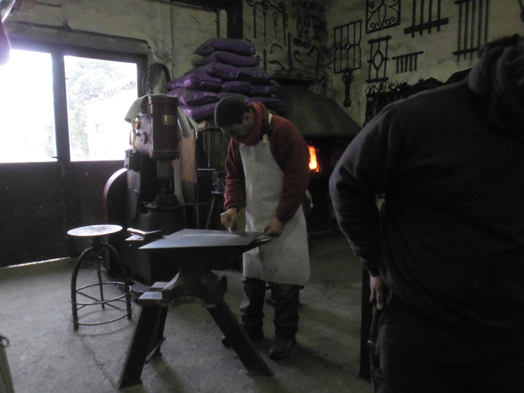 Stage de forge avec 2 participants, les stagiaires apprennent selon leur niveau différentes techniques de forge en réalisant une ou deux pièces imposées. Puis, il réalise une pièce de leur conception. Stage de forge dirigé par Boris Klein à l