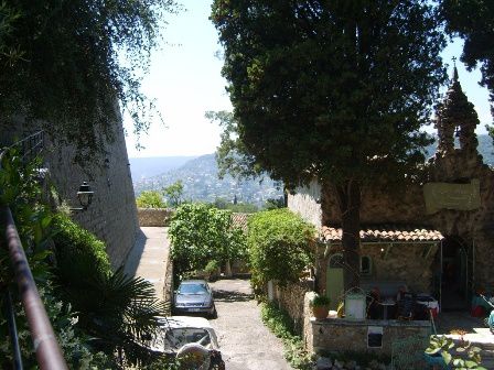 C'est un splendide petit village où il fait bon vivre surtout hors saison touristique , bien qu'il y ait du monde toute l'année , mais beaucoup moins qu'en été . Si vous avez l'occasion de venir sur la Côte d'Azur , ne manquez surtout pas de ven