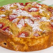 Gâteau moelleux à la rhubarbe et aux fraises