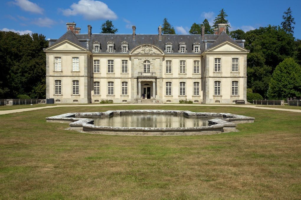 Domaine de Kerguéhennec, dans le Morbihan, où l'on peut voir des sculptures en se promenant dans le parc et où ont lieu régulièrement des expositions temporaires.