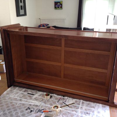 Armoire grise et roses