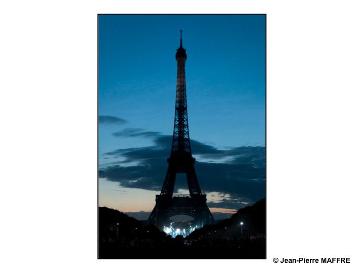 En 2009, la Tour Eiffel avait 120 ans. A l’occasion du feu d’artifice du 14 juillet, elle s’est transformée, dans un déchaînement de feu et de couleur, en bougie géante pour fêter son anniversaire et rendre un hommage à son créateur.