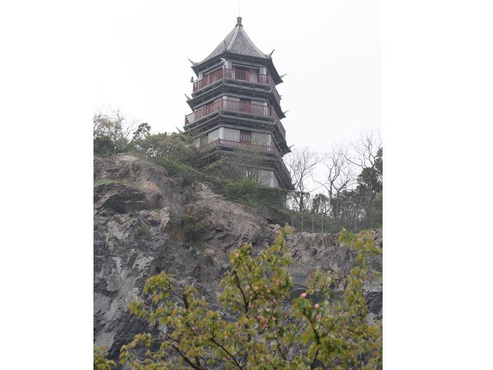 Une petite colline, une pagode et quelques rares oiseaux