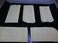 2 - Découper des rectangles de pâte d'environ 15 cm x 5 cm. Les placer sur une plaque anti-adhésive et les dorer au jaune d'oeuf. Mettre au four préchauffé th 6 (180°) pendant 15 à 20 mn environ. Les rectangles de pâte doivent être bien gonflés et dorés. 