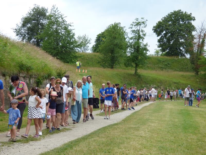 formidable participation pour la chaîne humaine autour des Remparts